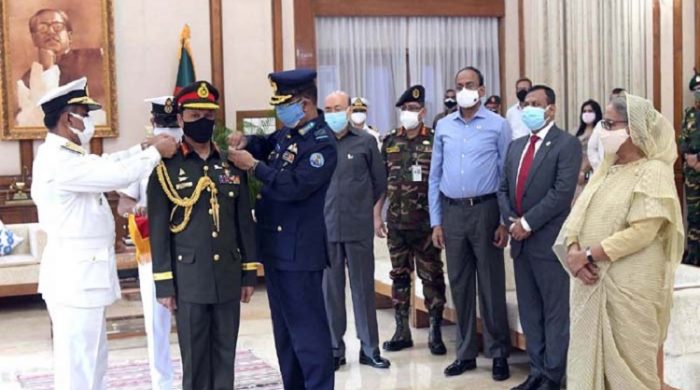 র‌্যাঙ্ক ব্যাজ পরানো হলো নয়া সেনা প্রধানকে